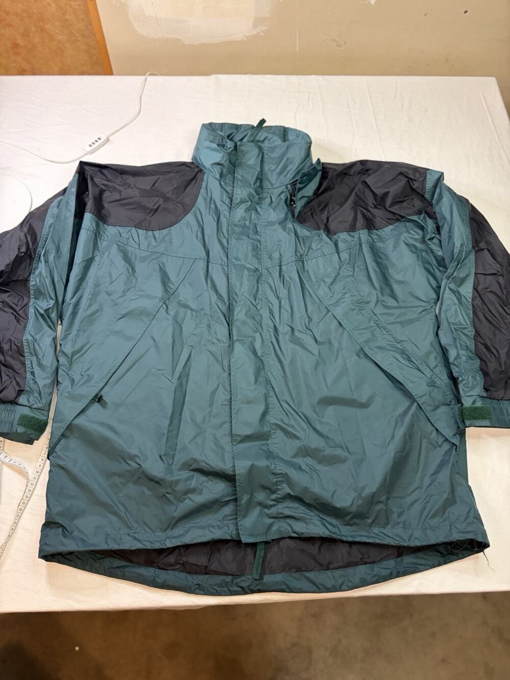 VTG Bass Pro Shops Men’s 2XL Green Black Packable Rain Jacket Fishing Hiking